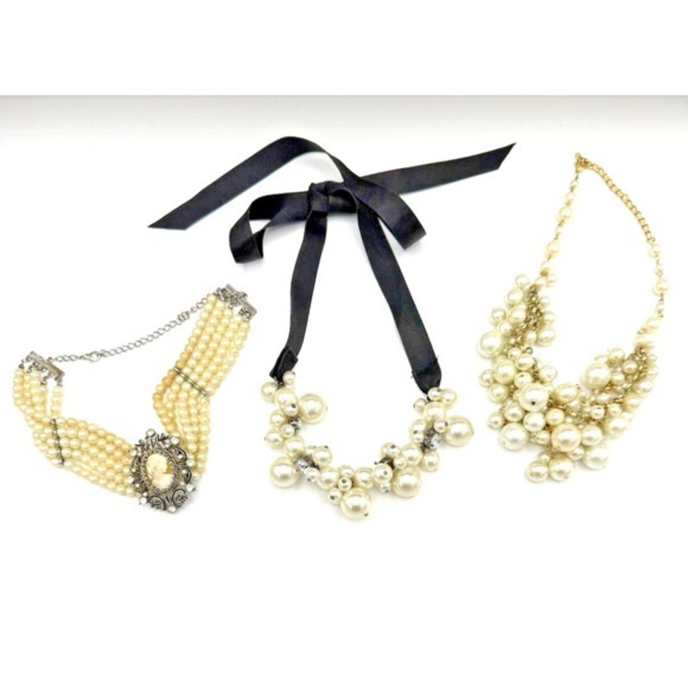 Costume Jewelry of Chunky‎ Pearl-like Necklaces, Cameo Choker